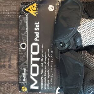 NWOT Kids Skate Pads Size Small